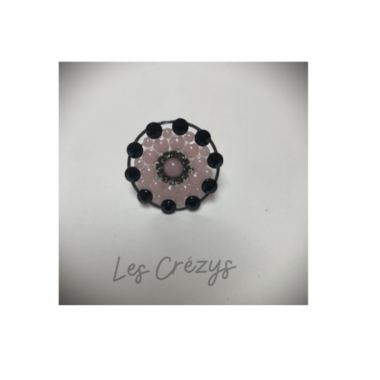 Bague en résine rose et strass noirs