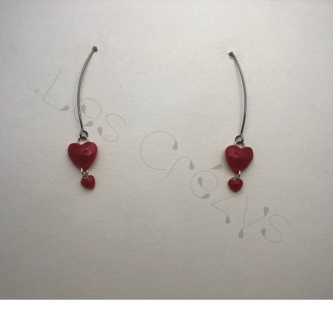 Boucles crochets longs ornées de cœurs rouges