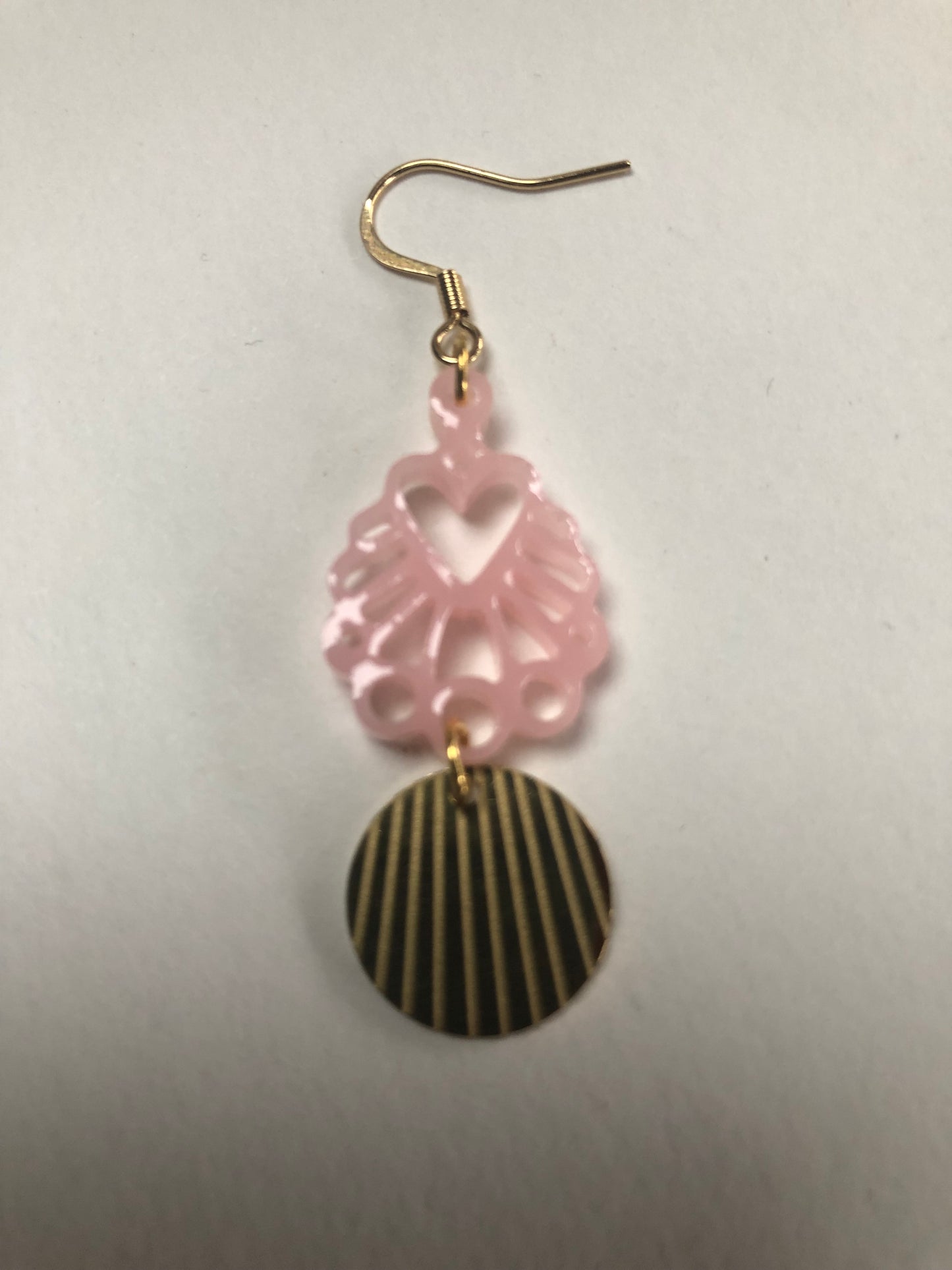 Boucles ornées d'une pampille rose et d'un petit cercle ciselé doré