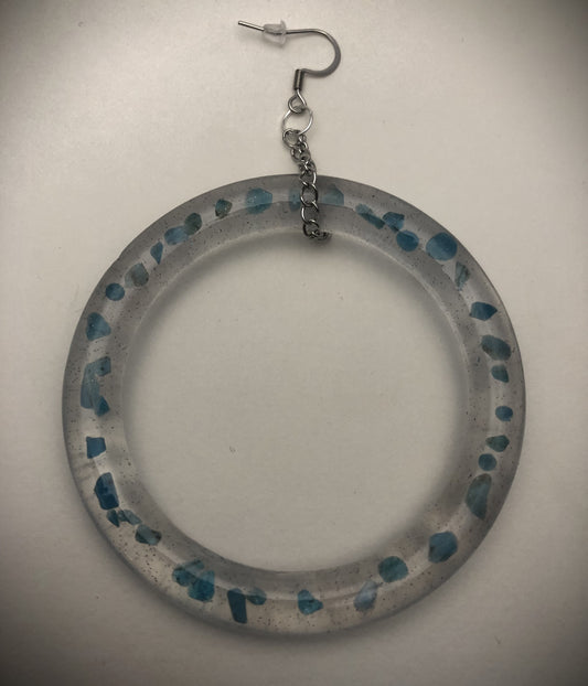 Boucle anneau en résine transparente et pierres bleues