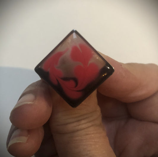 Bague transparente avec un angle noir et un dessin rouge façon nail art