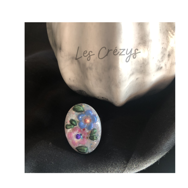 Bague fond blanc et fleur bleu et rose