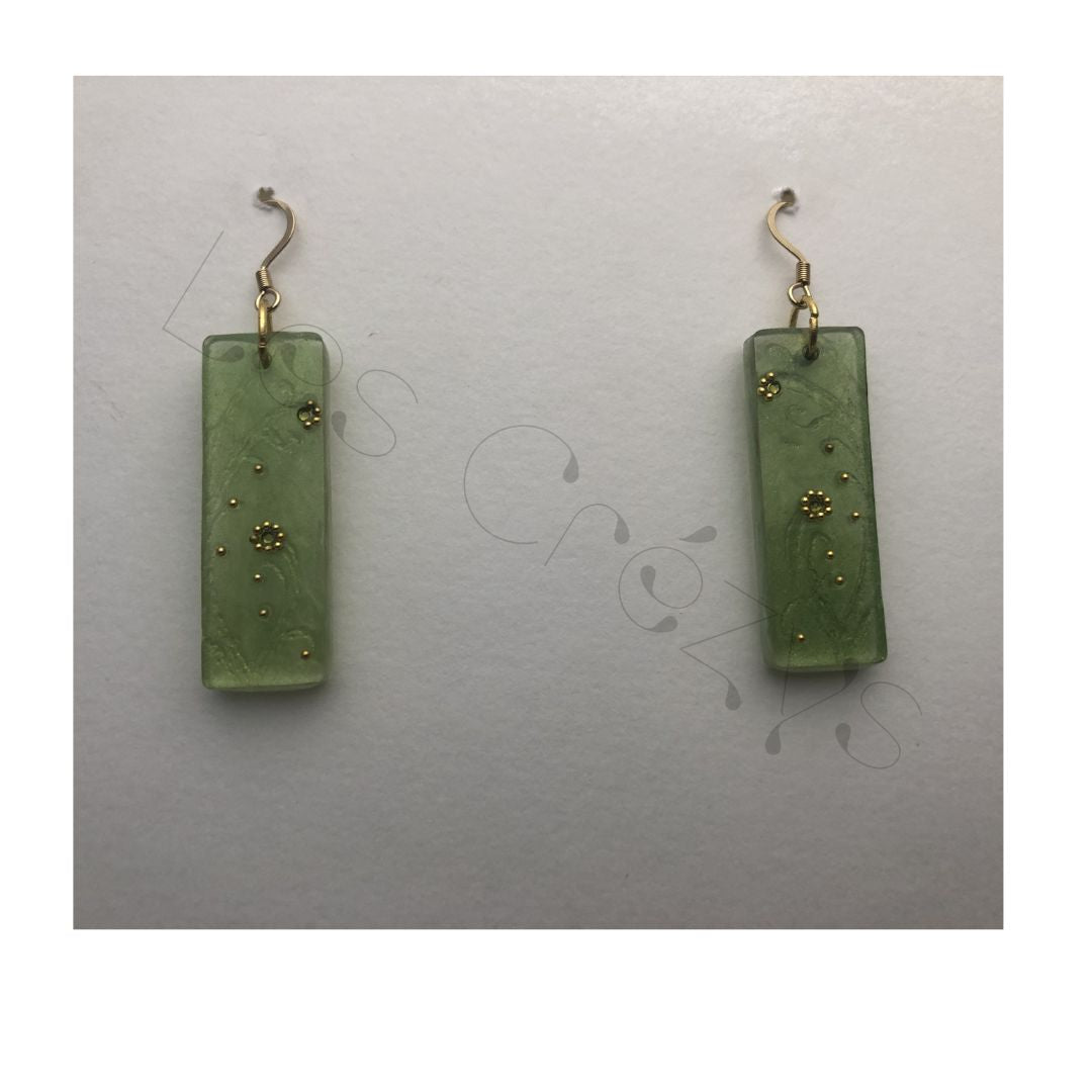 Boucles rectangles ver anis, surmontées de petites billes dorées