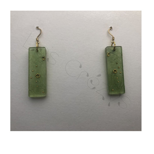 Boucles rectangles ver anis, surmontées de petites billes dorées