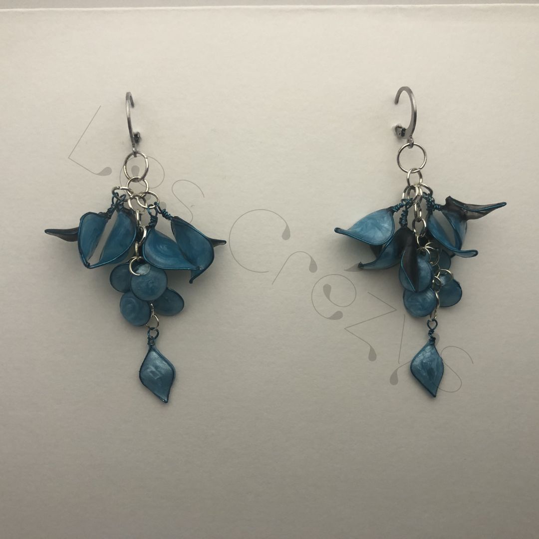 Boucles constituées d'une multitude de pétales bleus faits main