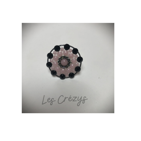 Bague en résine rose et strass noirs