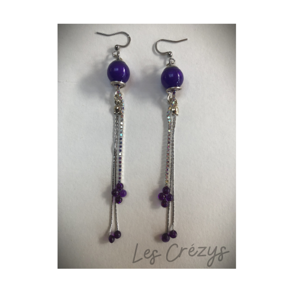 Boucles composées d'une sphère violette ,ornée e suspensions