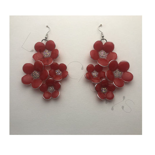 Boucles composées de 4 fleursz en résine rouge
