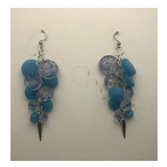 Boucles composées d'une multitude de cercles bleus et transparents ornés de petites fleurs