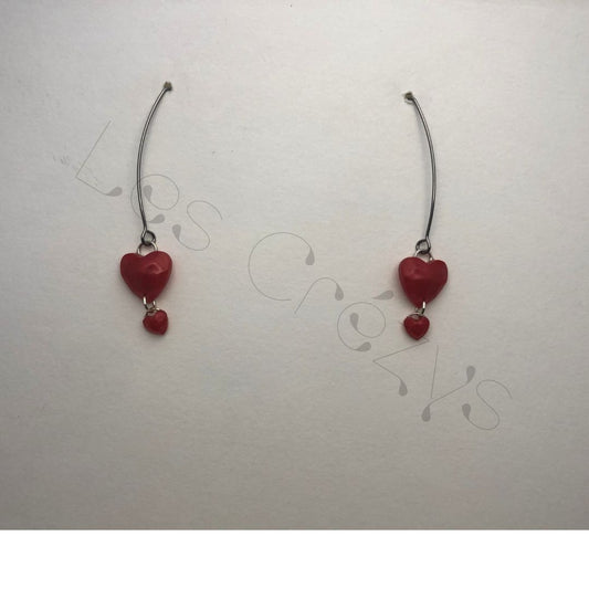 Boucles crochets longs ornées de cœurs rouges