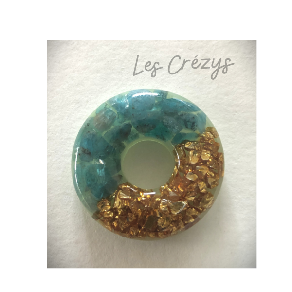 Boucles comportant un côté petites pierres dorées et un côté petites pierres bleues