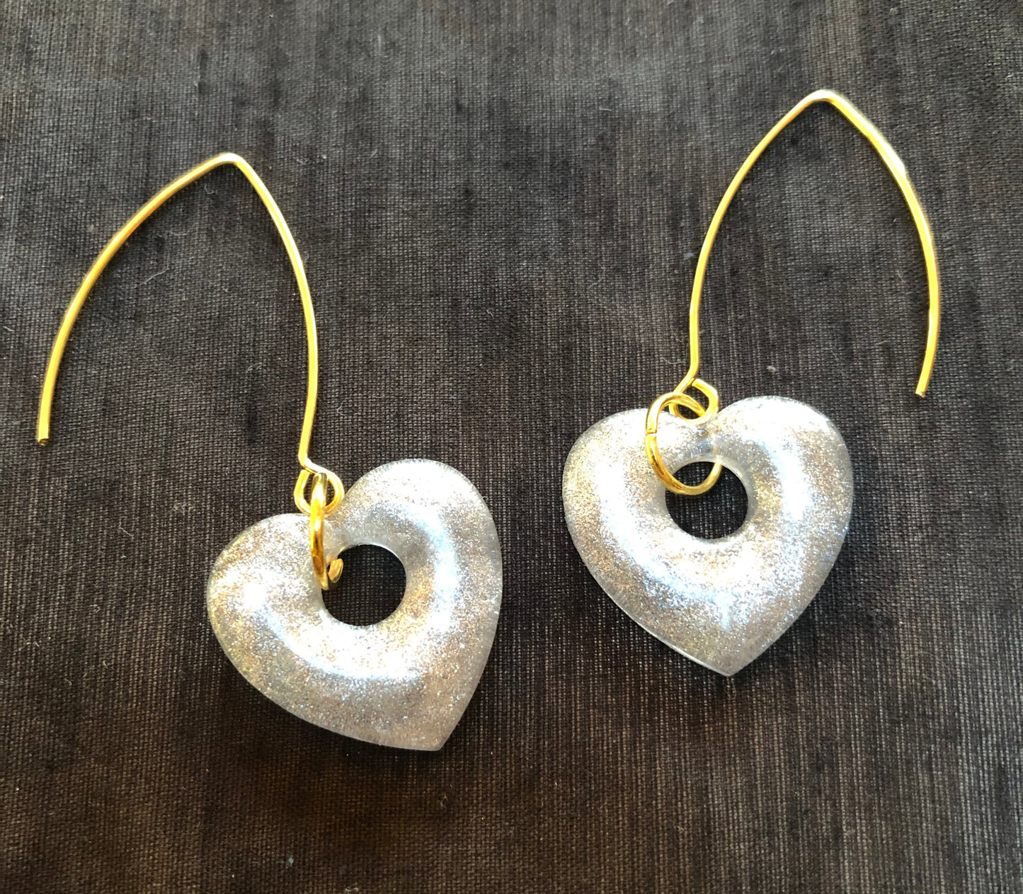 Boucles, crochets mi-longs doré, en forme de cœur