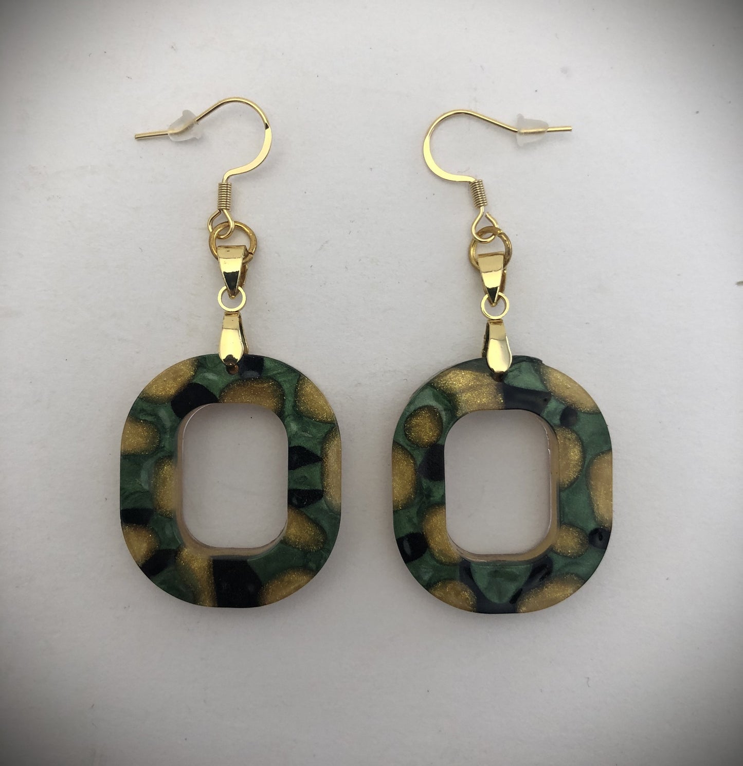 Boucles alliant doré vert et noir