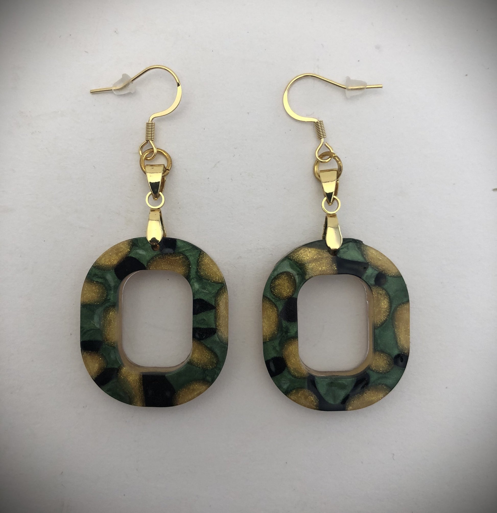 Boucles alliant doré vert et noir