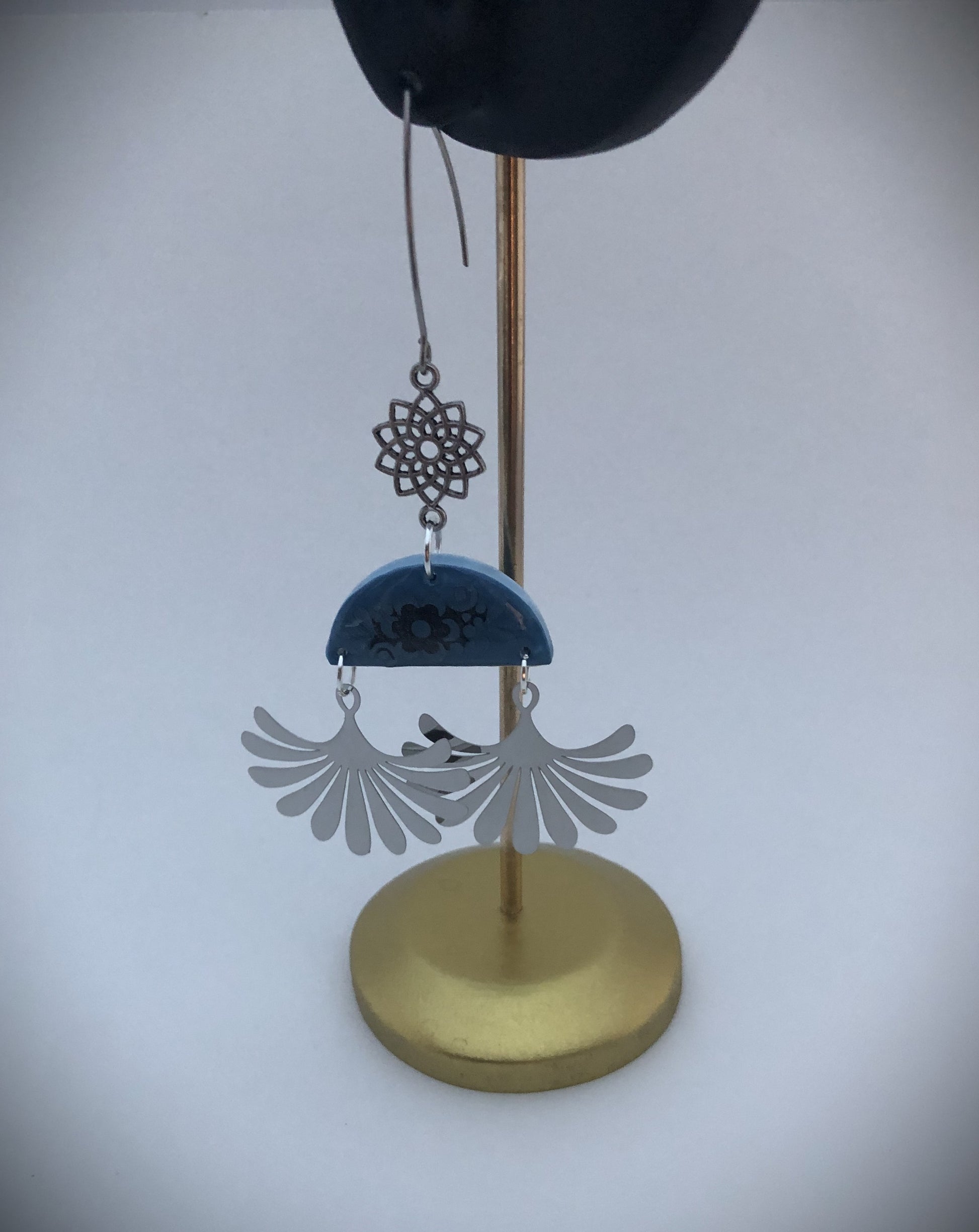 Boucles demi sphères agrémentées d'un dessin floral