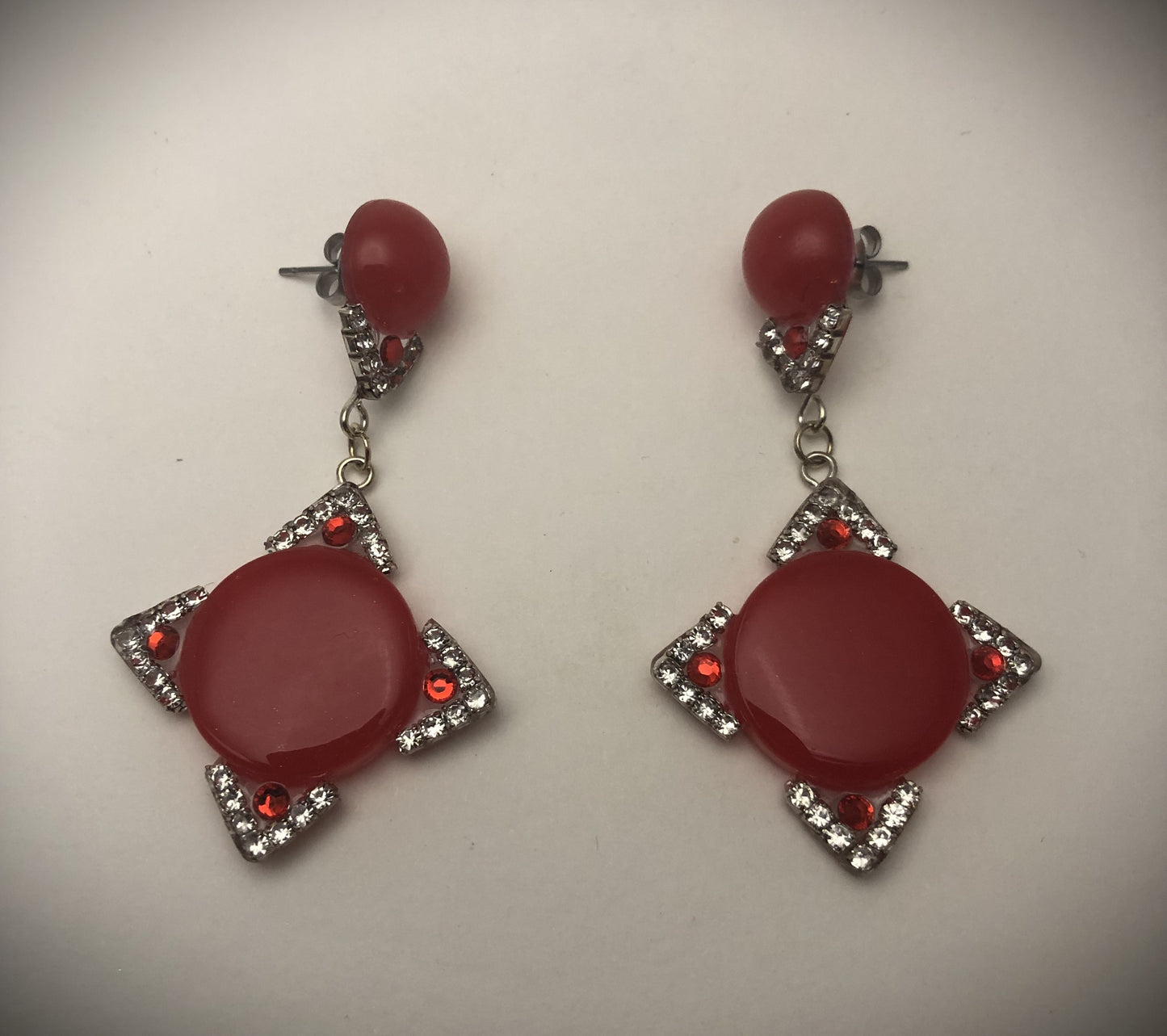 Boucles en résine rouge et strass