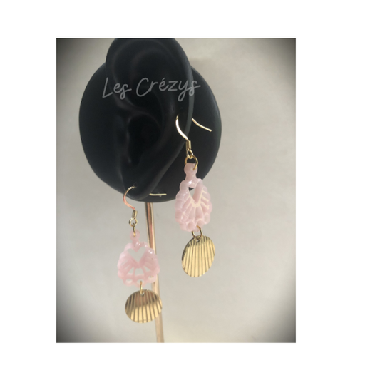 Boucles ornées d'une pampille rose prolongée d'un cercle ciselé