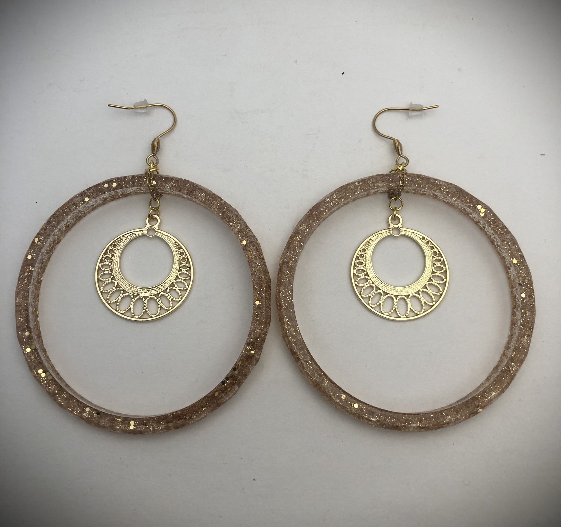 Boucles avec suspension d'une pampille filigrane dorée