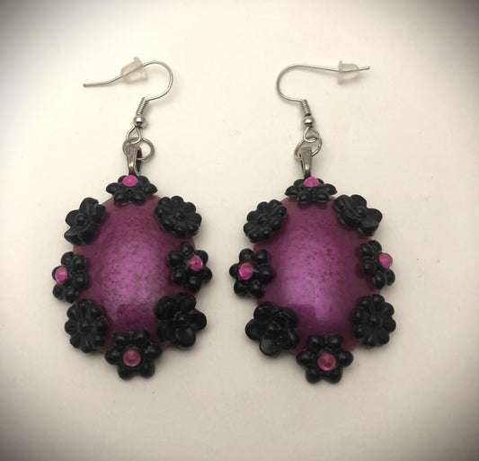 Boucles ovales en résine rose magenta et fleurs noires