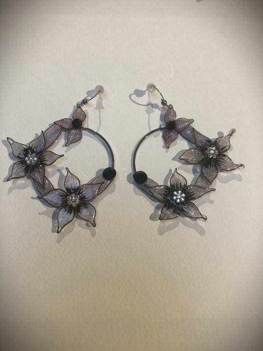 Boucles forme créole ornées de fleurs