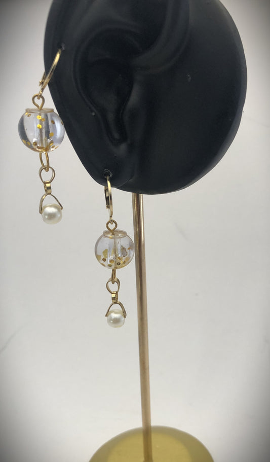 Boucles sphère en résine transparente et perle blanche