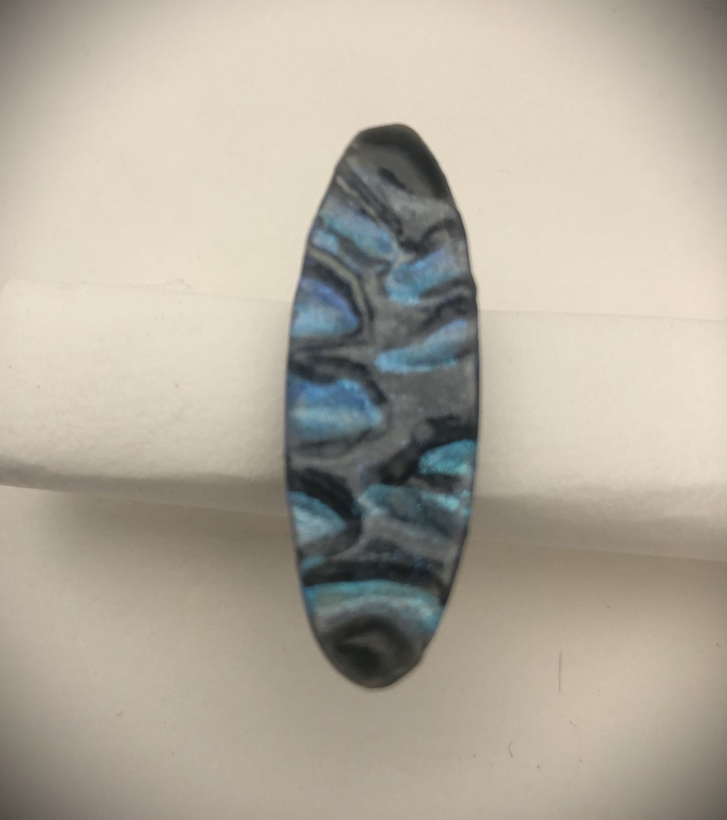 Bague originale avec reflets bleu caméléon