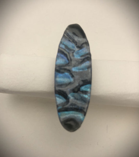 Bague originale avec reflets bleu caméléon