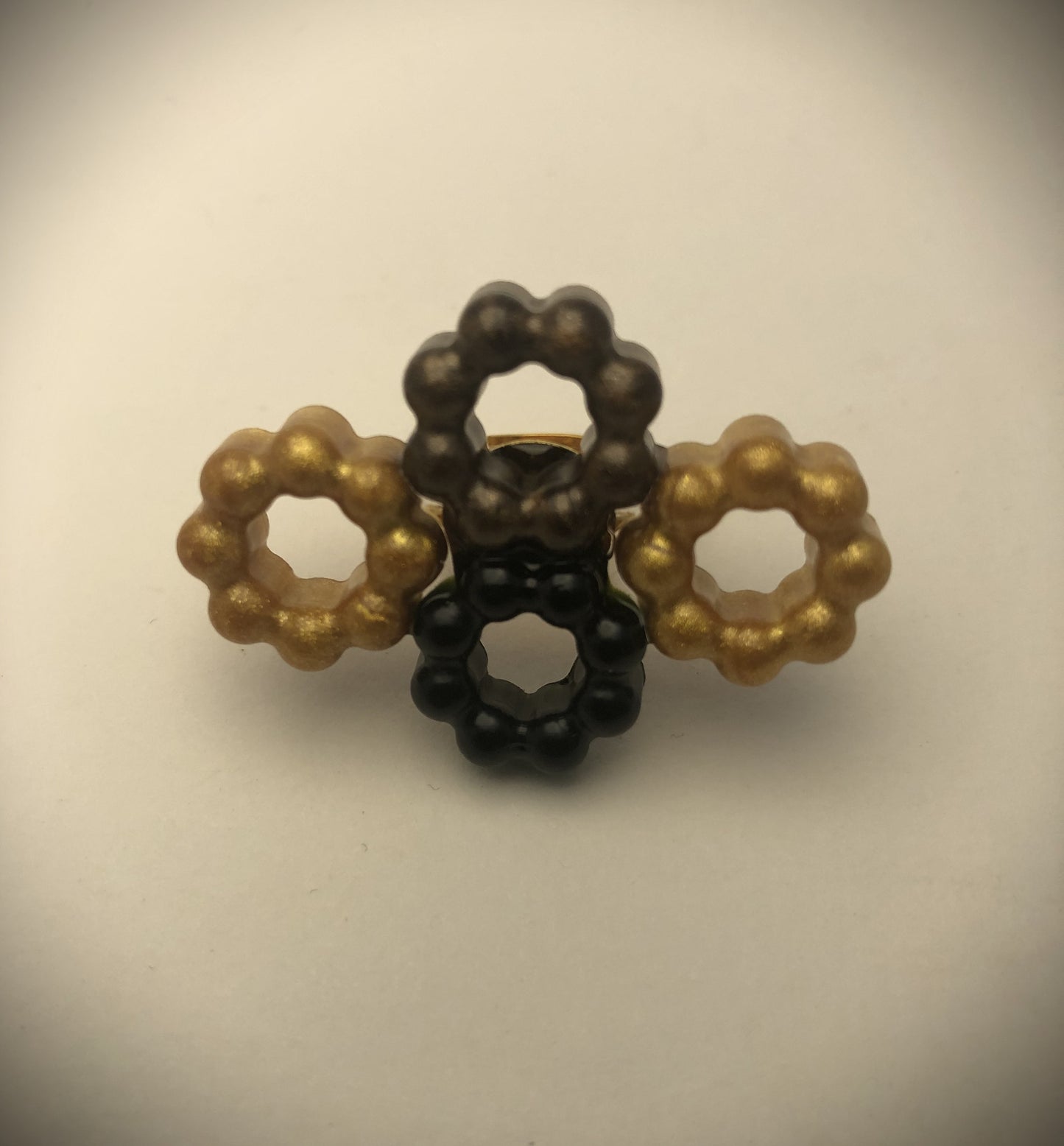 Bague aux motifs en résine noie, marron, et dorée