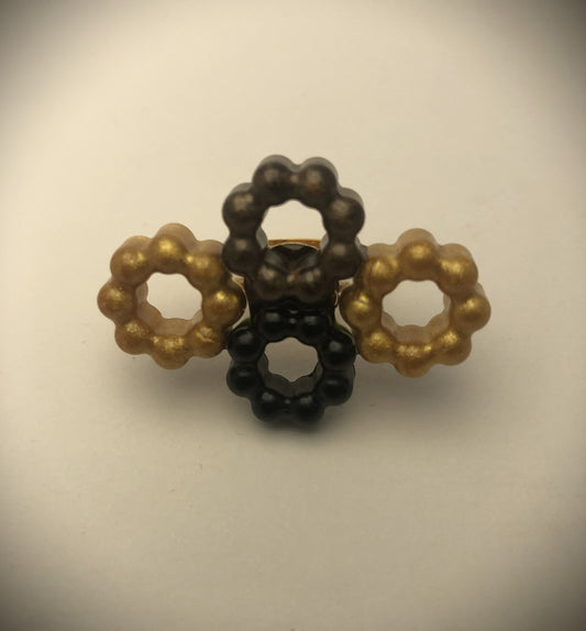 Bague aux motifs en résine noie, marron, et dorée