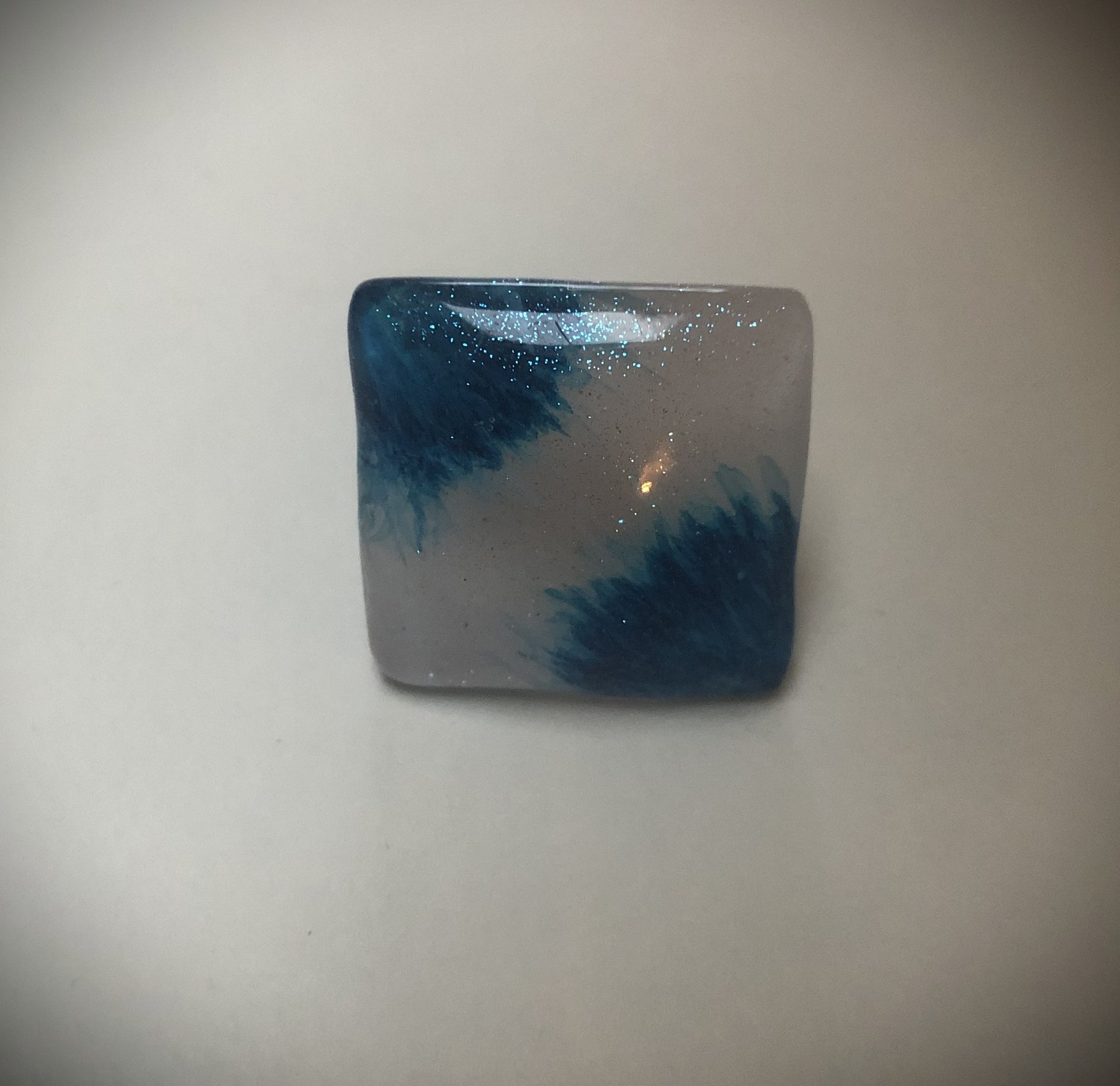 Bague carré résine blanche et bleu et paillettes bleues